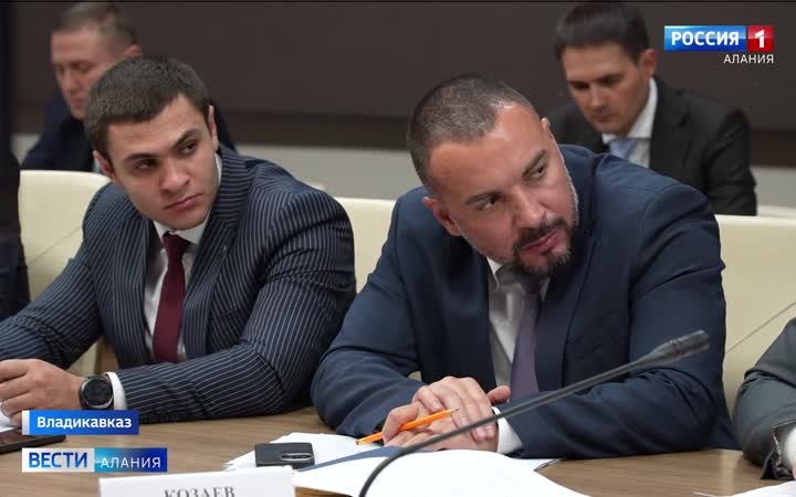 Замминистра экономического развития России Сергей Назаров, прибывший в Северную Осетию с рабочим визитом, и Борис Джанаев провели совещание