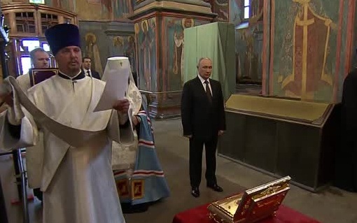 Владимир Путин принял участие в молебне в Архангельском соборе Московского Кремля