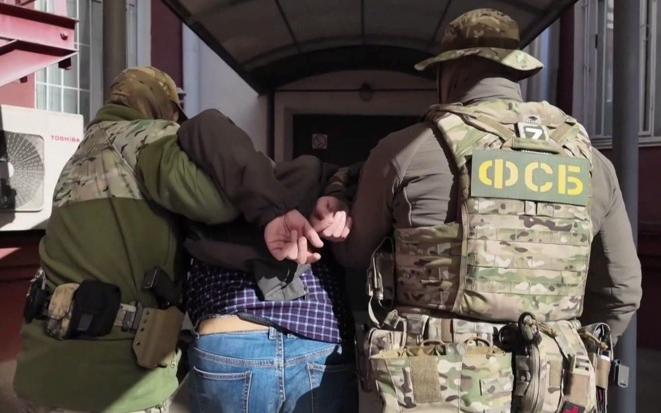 ФСБ задержала двух агентов украинской разведки в Крыму и Омске