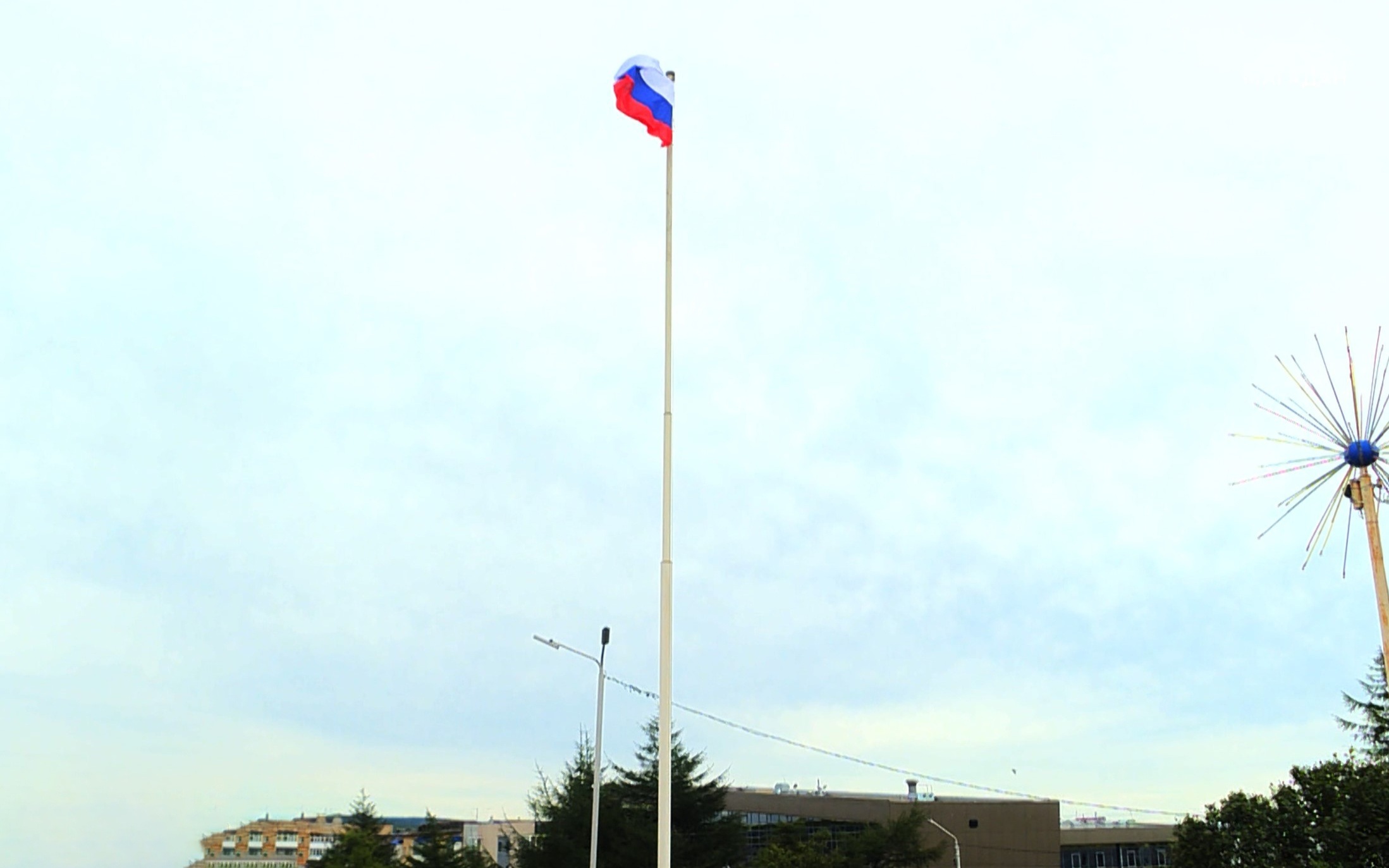 Российский триколор подняли в небо