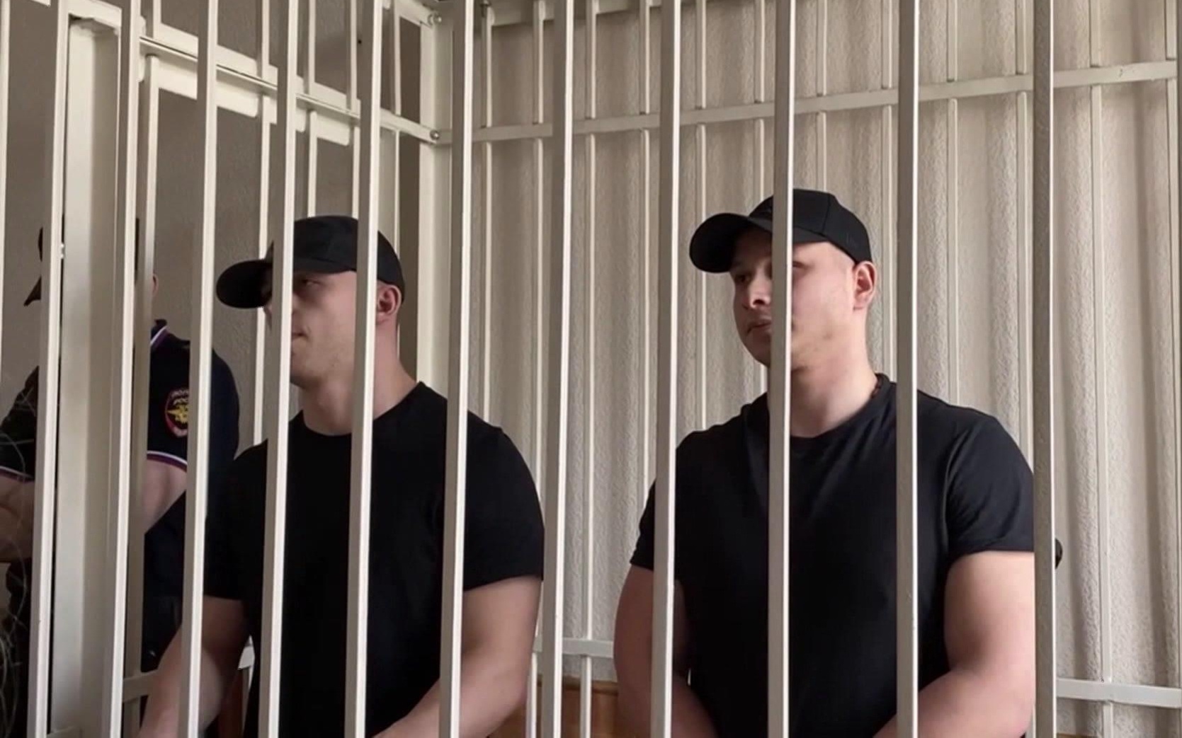 В Красноярске тюремные сроки получили еще два участника "банды Малиновского" за нападение у фитнес-центра "Гараж"