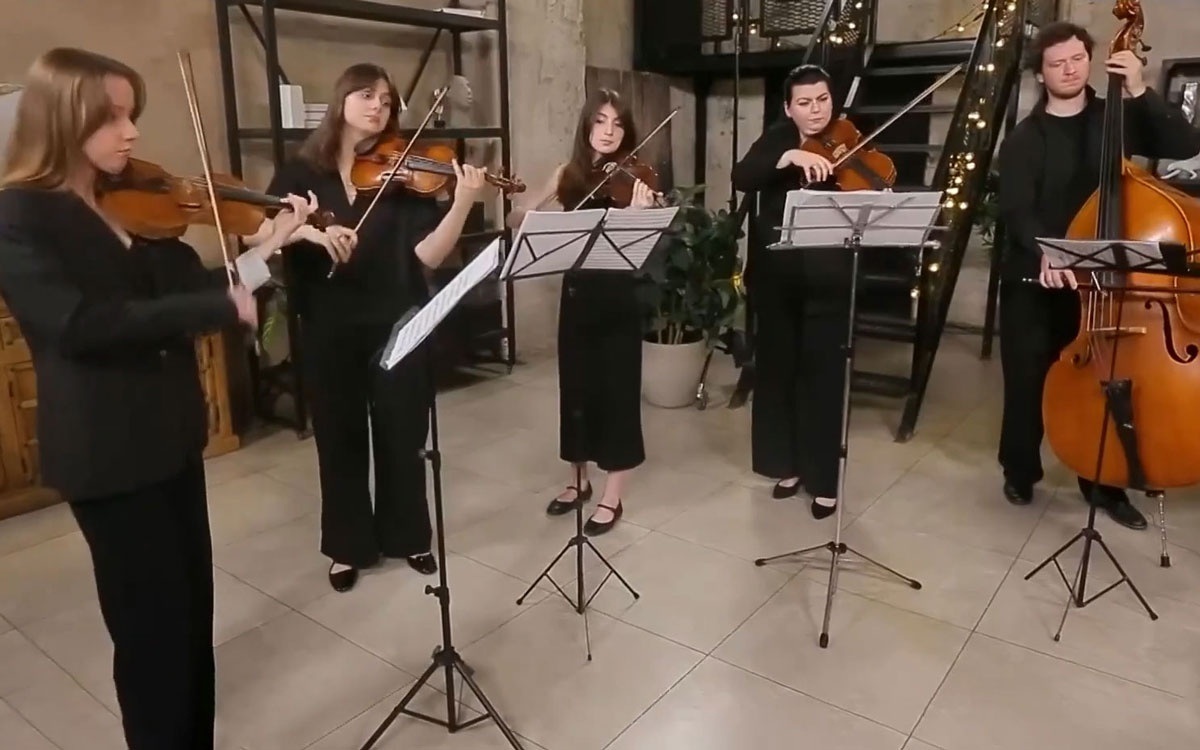 Участники проекта «Молодая сцена» ансамбль «Camerata comitas». «Дивертисмент kv136 (1 часть)», В. Моцарт