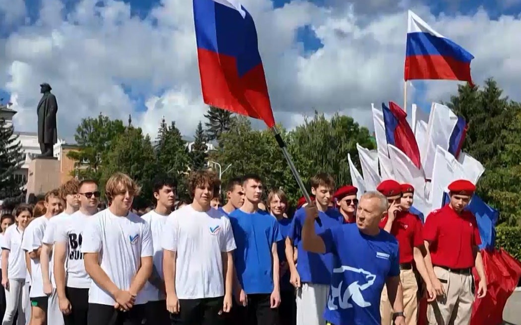 Вручение паспортов, забег, митинг и концерт: в Йошкар-Оле отметили День Государственного флага России