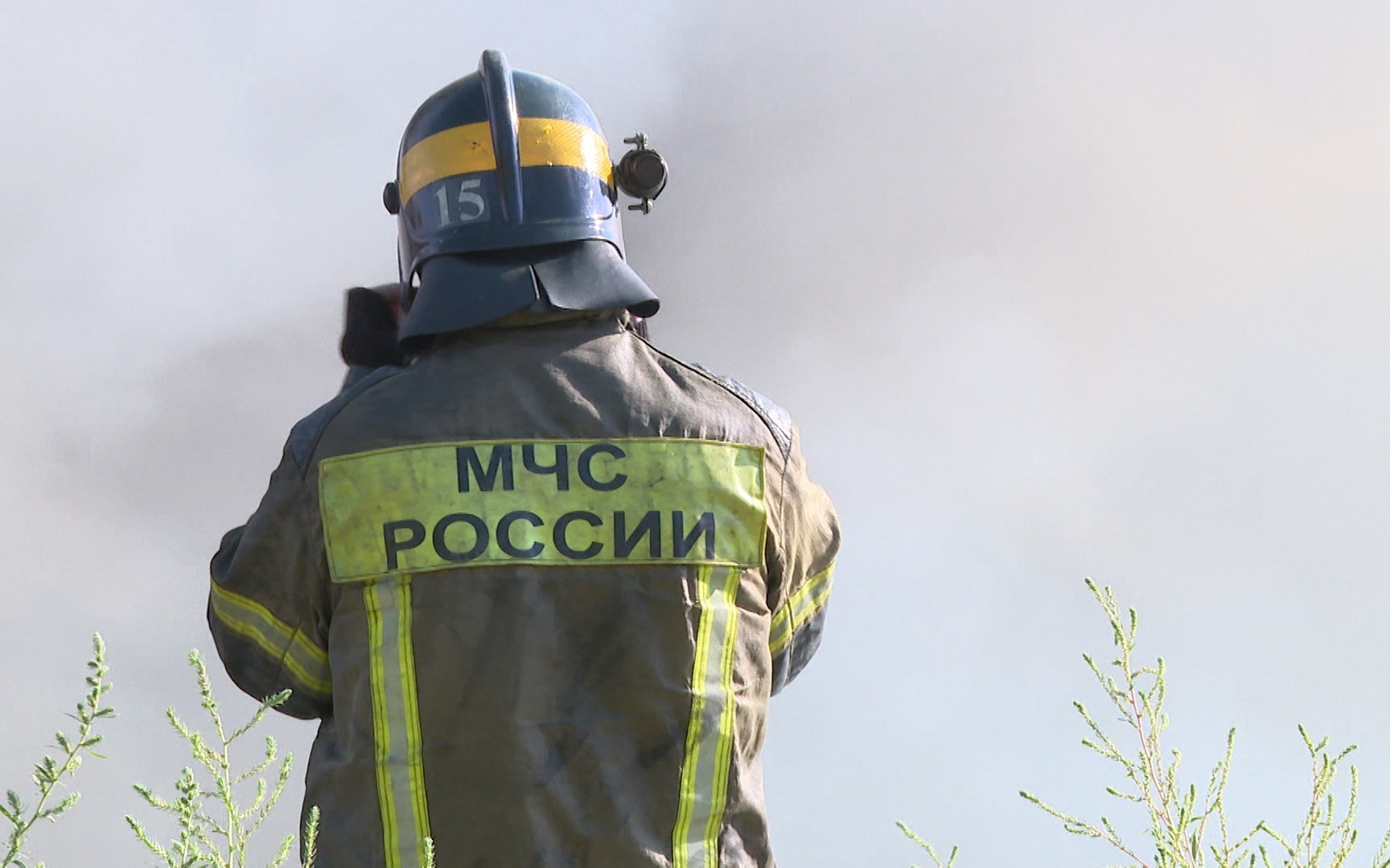 Жаркая и ветреная погода осложнила тушение пожара в Дзержинском районе Волгограда