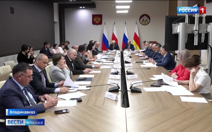 Борис Джанаев и заместитель полпреда президента в СКФО Владимир Надыкто провели совещание по реализации нацпроектов в Северной Осетии