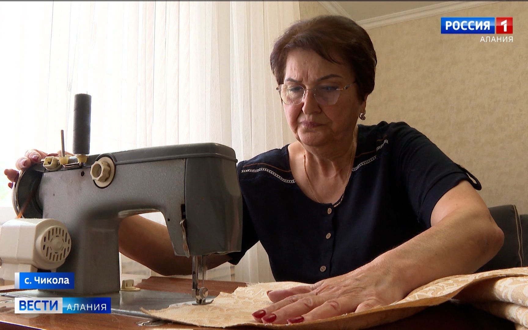 Волонтер Эльвира Тускаева после основной работы дома садится шьет различные текстильные изделия на фронт