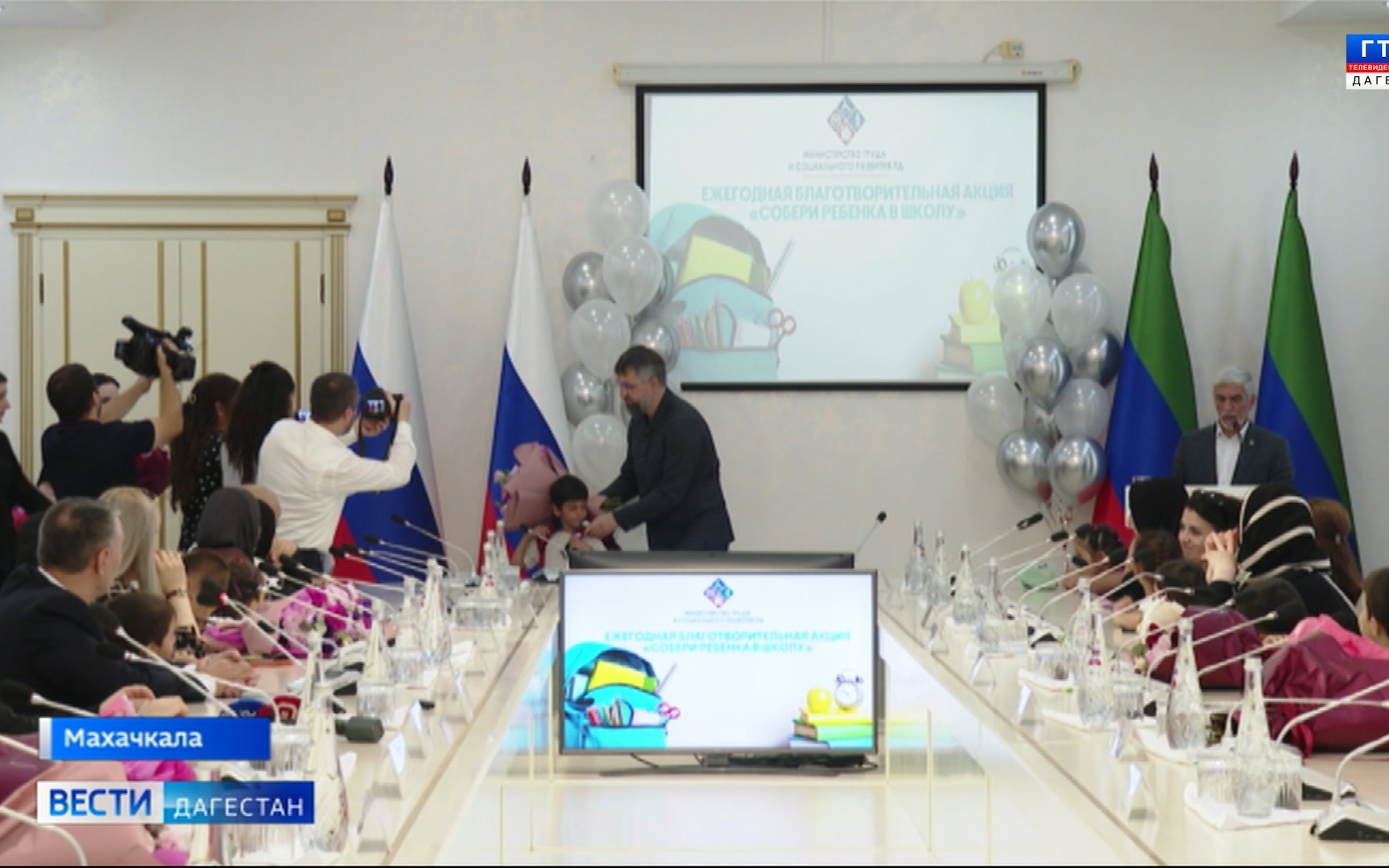 Перед началом учебного года в регионах проходит благотворительная акция "Собери ребенка в школу"