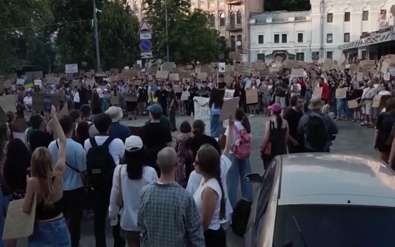 Европа требует реформ, а Украина борется с внутренними бунтами