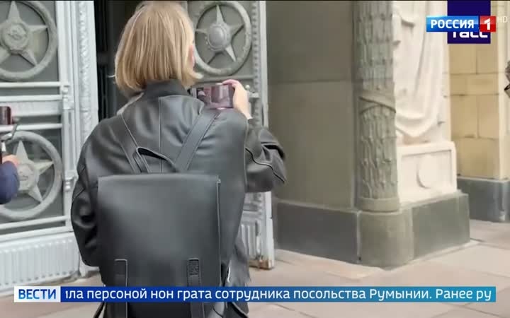 Москва объявляет сотрудника румынского посольства "нон грата" в ответ на высылку дипломата.