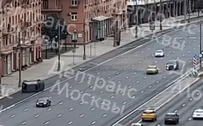 Внедорожник перевернулся и проскользил по тротуару в Москве