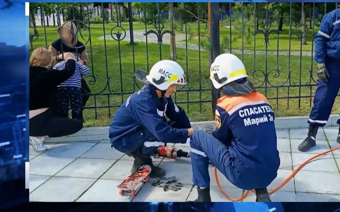 Голова трёхлетнего мальчика застряла в заборе на Воскресенской набережной в Йошкар-Оле