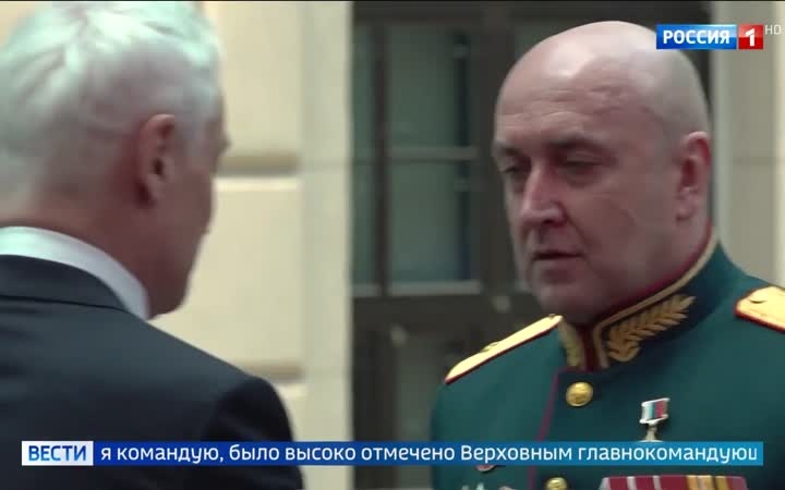 Именное оружие и Золотые Звезды Героев вручены защитникам нашей страны