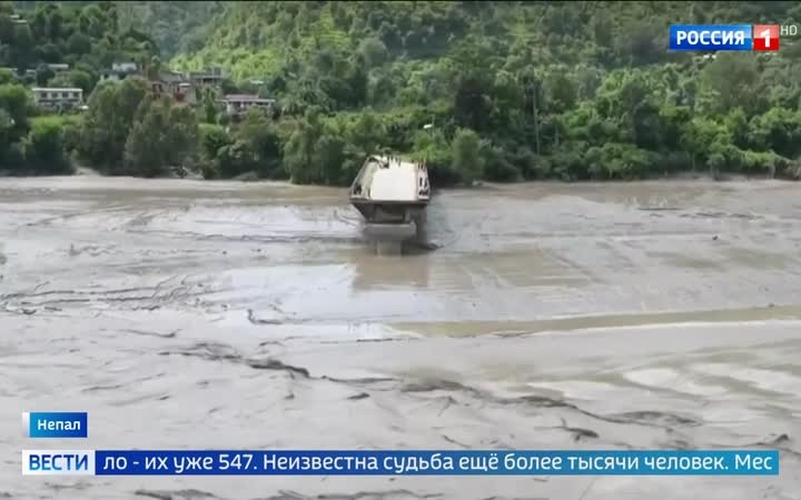 На границе Непала и Китая спасатели ищут выживших после разрушительного наводнения