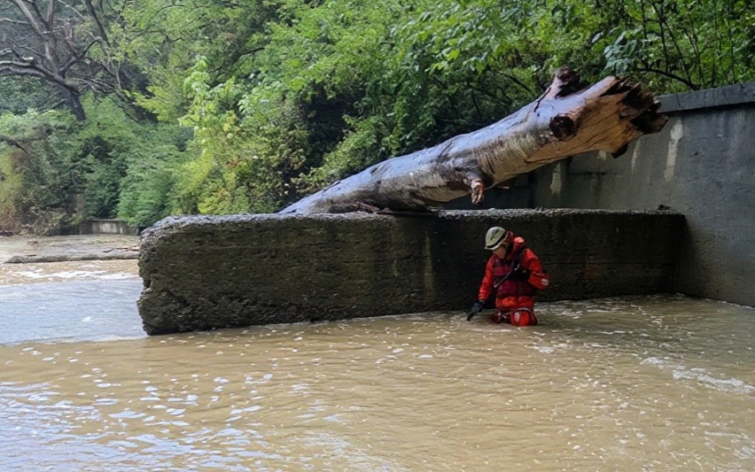 Водолазы нашли утонувшую в реке Агуре девушку