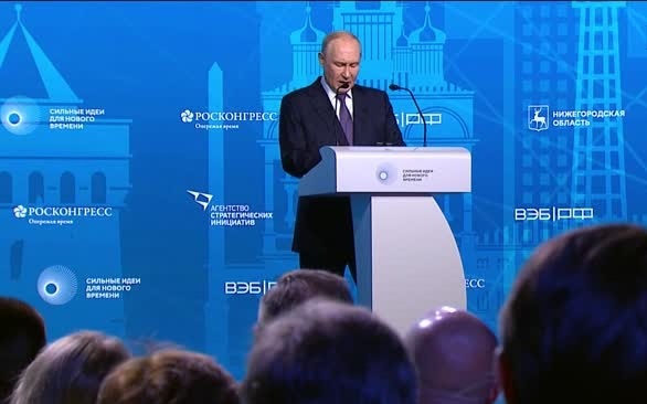 Промышленные роботы и мини-дроны: Владимир Путин ознакомился с передовыми отечественными разработками в Нижнем Новгороде