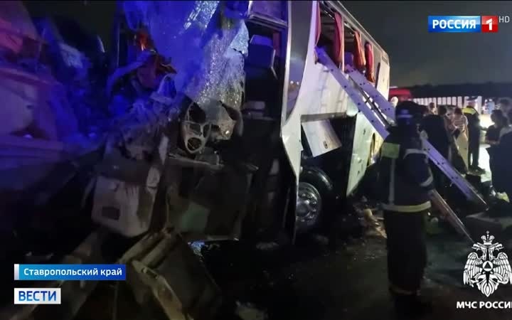 Медики из Ставрополя спешат на помощь пострадавшим в ДТП в Пятигорске.