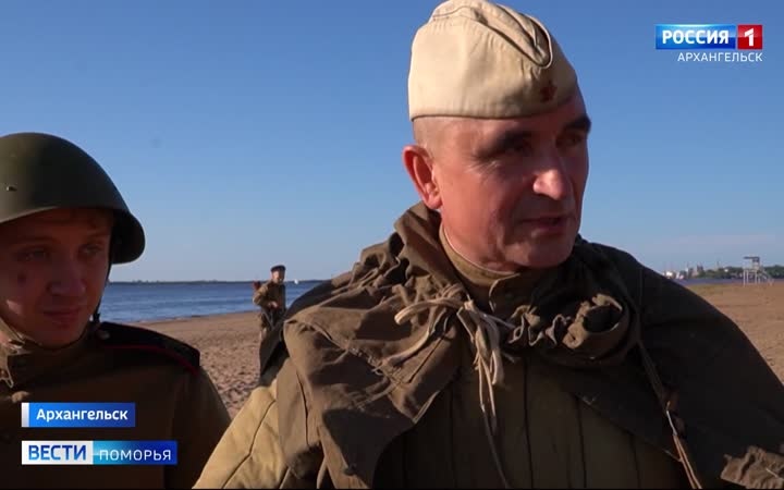 В честь юбилейной даты прихода союзного конвоя «Дервиш» на площади Мира показали реконструкцию боя Петсамо-Киркенесской наступательной операции