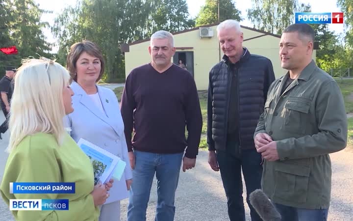 Михаил Ведерников проверил "умную" площадку и гимназию в Псковском районе