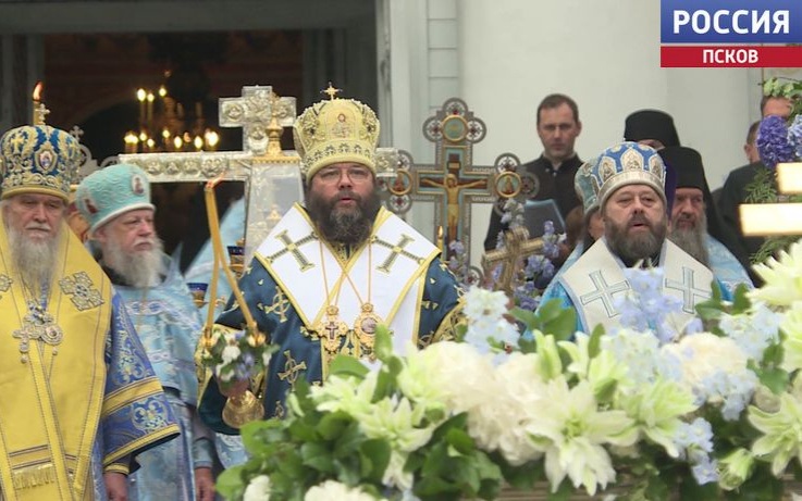 Тысячи паломников собрались в Псково-Печерском монастыре на Успение