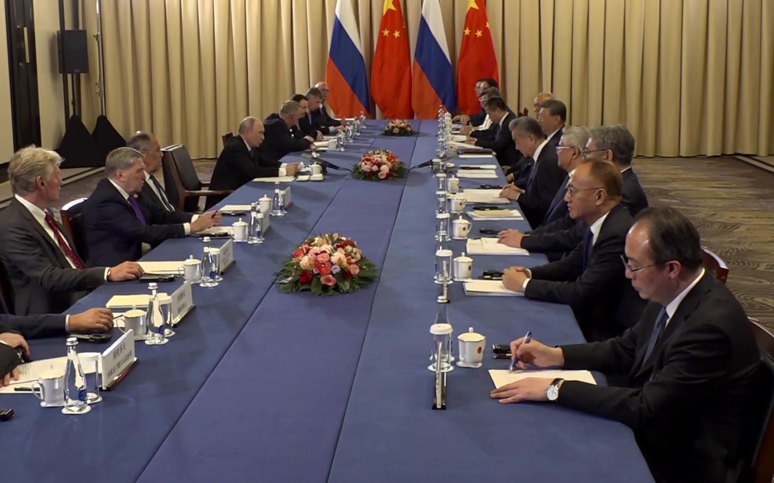 Путин предлагает сделать безвизовый режим с Китаем постоянным на встрече с Си Цзиньпином.