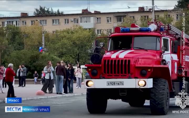 В Миассе сотрудники МЧС потушили условный пожар в торговом комплексе