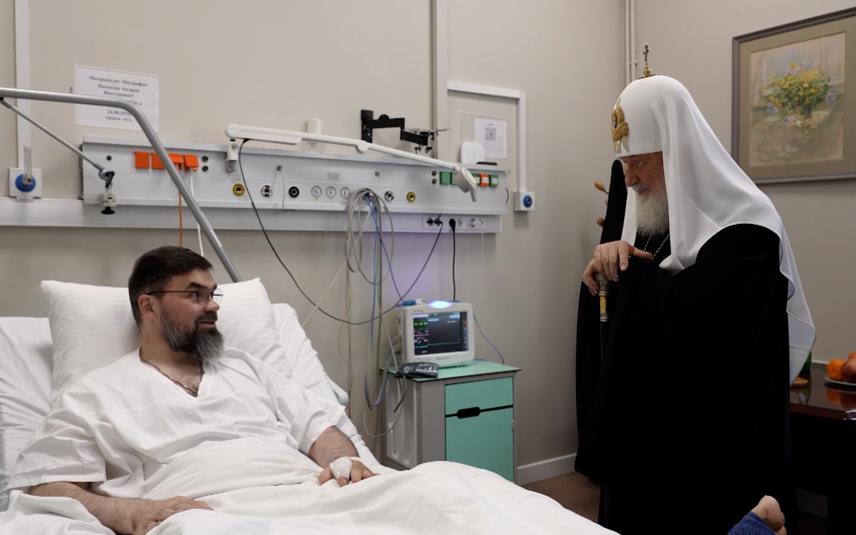 Патриарх Кирилл навестил раненого митрополита Митрофана