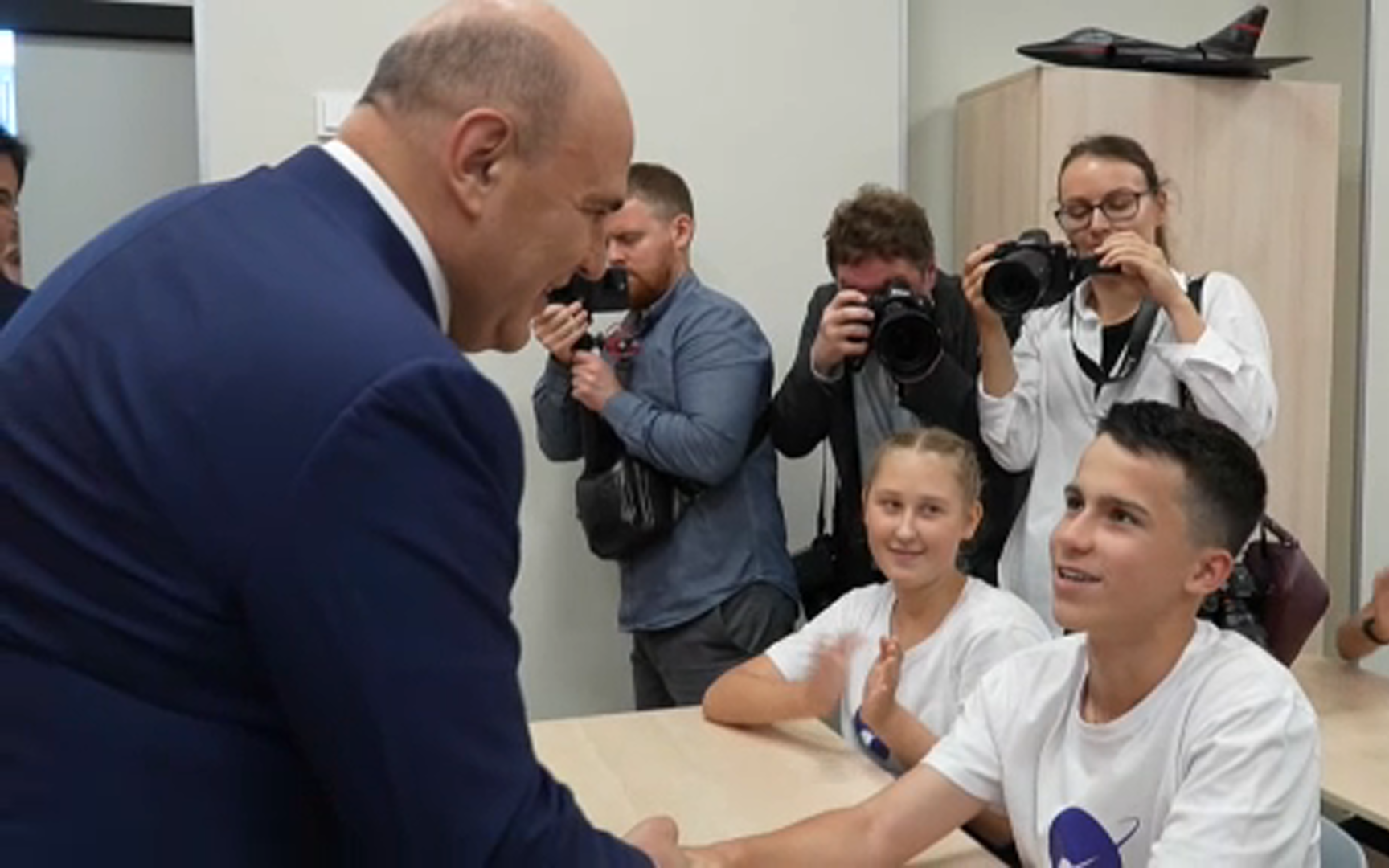 Мишустин приехал в школу Домодедова в День знаний и оценил космический класс