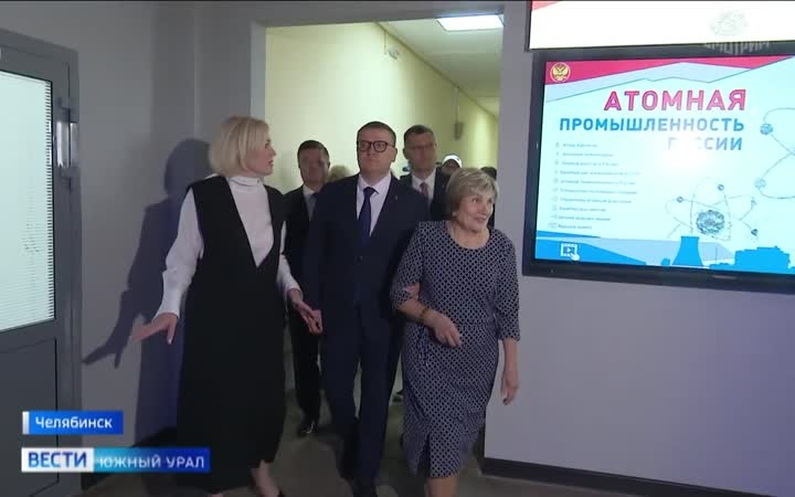 Губернатор Текслер посетил школу и колледж и поздравил учащихся с Днем знаний