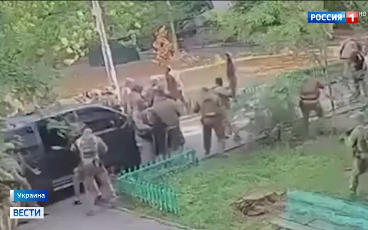 Сотрудники СБУ открыли огонь на улицах Киева в конфликте с ГУР из-за финансовых потоков мошенников.
