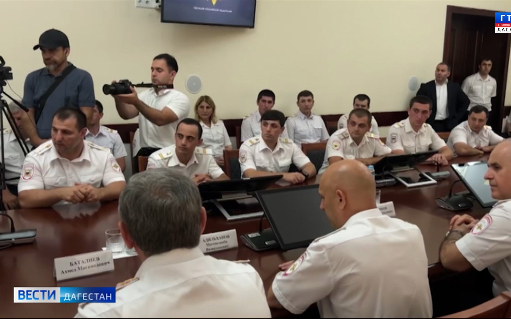 В День патрульно-постовой службы Фёдор Щукин наградил отличившихся сотрудников полиции