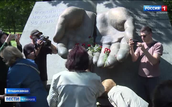 Во Владикавказе на Аллее Славы накануне прошла акция солидарности с борцами против терроризма