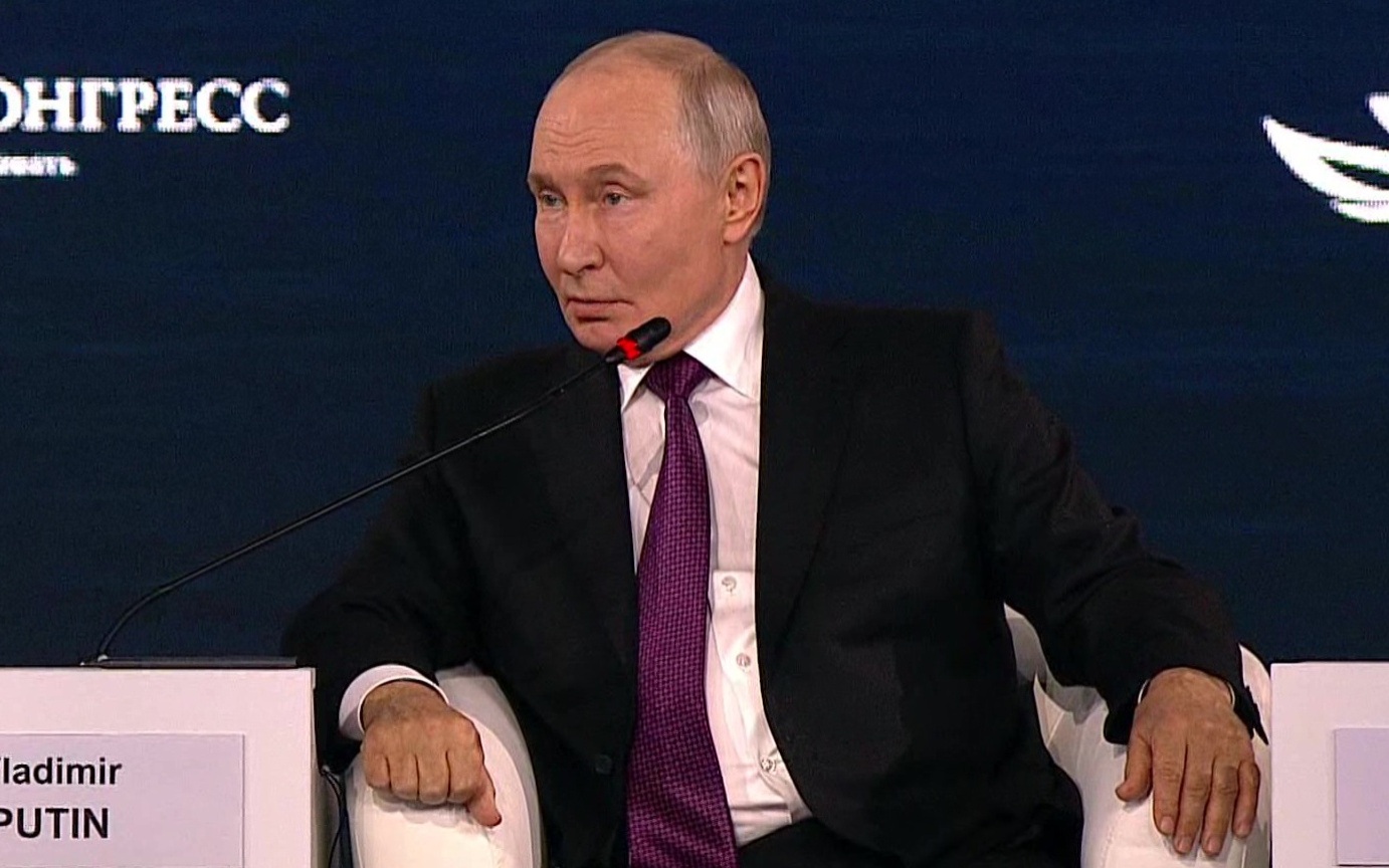 Владимир Путин на пленарной сессии ВЭФ опроверг слухи о заморозке счетов и мобилизации
