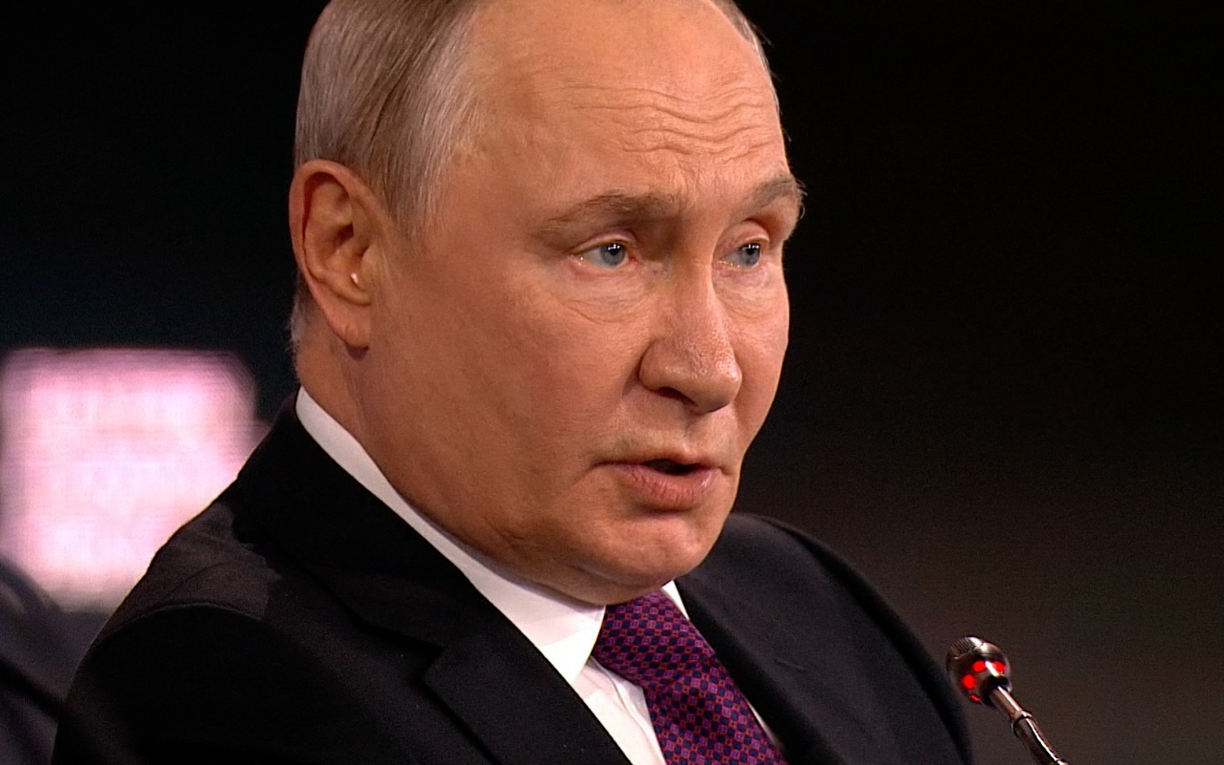 Владимир Путин о переговорах с Украиной и отношениях с Западом на ВЭФ