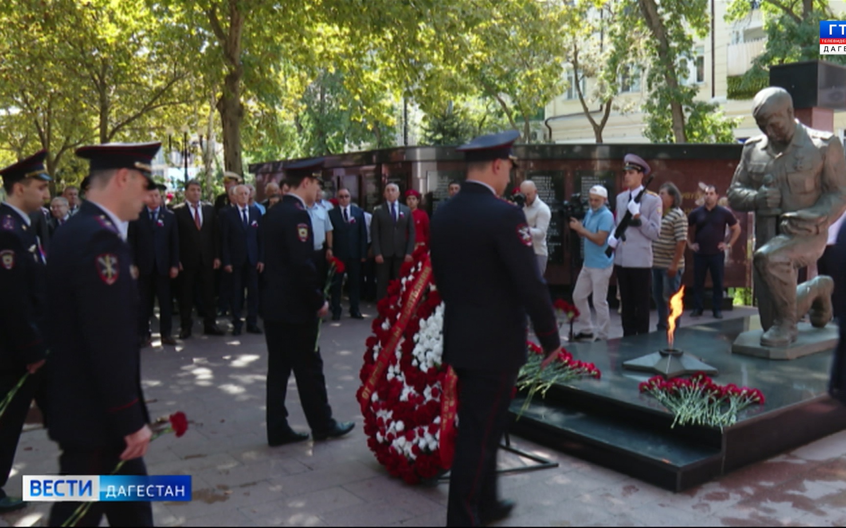 В Махачкале прошла торжественная церемония возложения цветов к мемориалу Славы сотрудников МВД