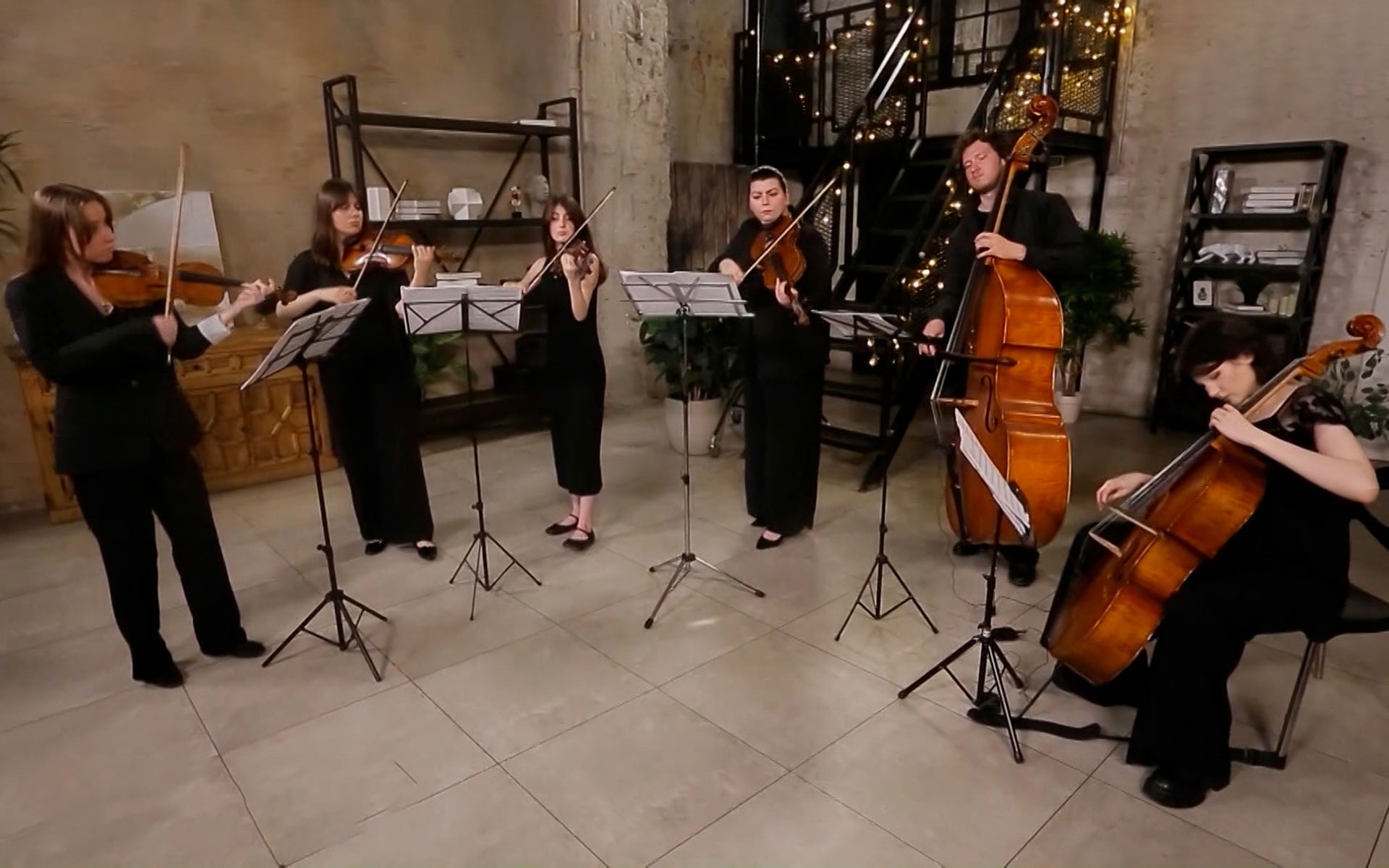 Участники проекта «Молодая сцена» ансамбль «Camerata comitas». Дивертисмент kv 136 (3 часть) В. Моцарт