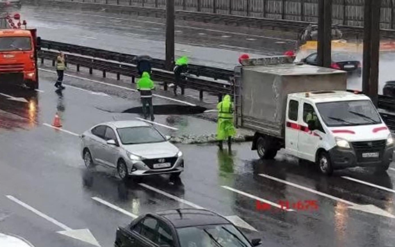 "Рекордный ливень в Санкт-Петербурге: устранение последствий и размытие дорог"