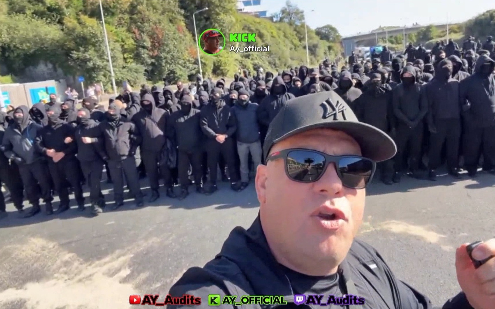 Протестующие в черных масках блокируют дороги в Дувре, требуя остановить нелегальную миграцию