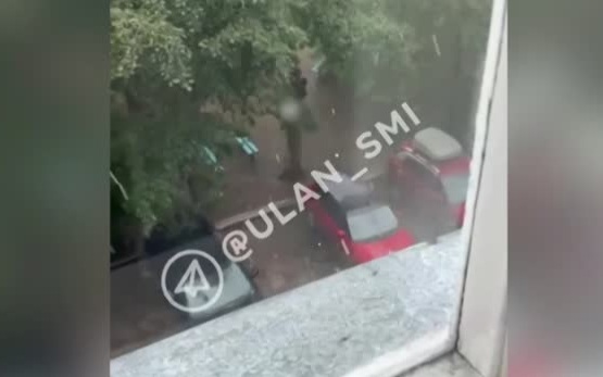 Сильные дожди затопили Евпаторию: улицы под водой и угроза волн