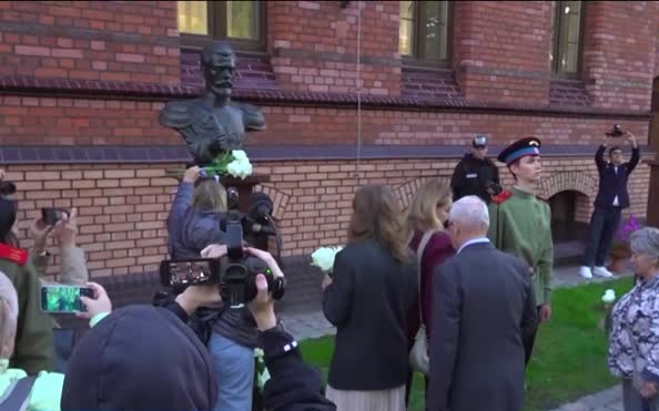 Благотворительная ярмарка "День белого цветка" в Калининграде: поддержка семей участников СВО и дань Романовым