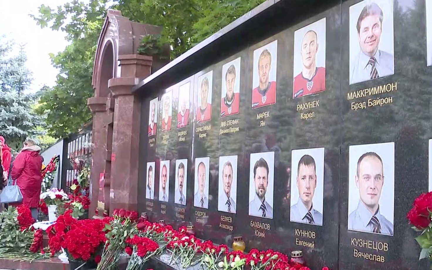 В Ярославле почтили память погибших 15 лет назад хоккеистов "Локомотива"