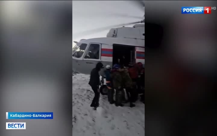 Судьба шести альпинистов, попавших под лавину в горах Кабардино-Балкарии, остается неизвестной