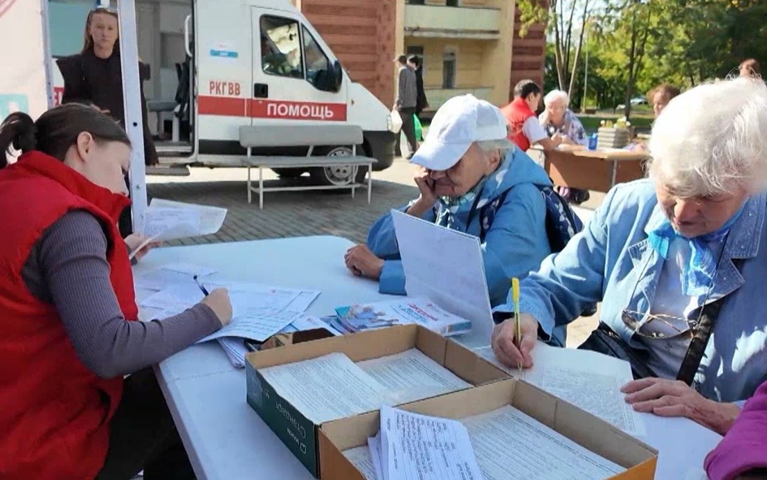 Врачи обследовали йошкаролинцев в мобильном «Пункте здоровья» у ДК Российской Армии