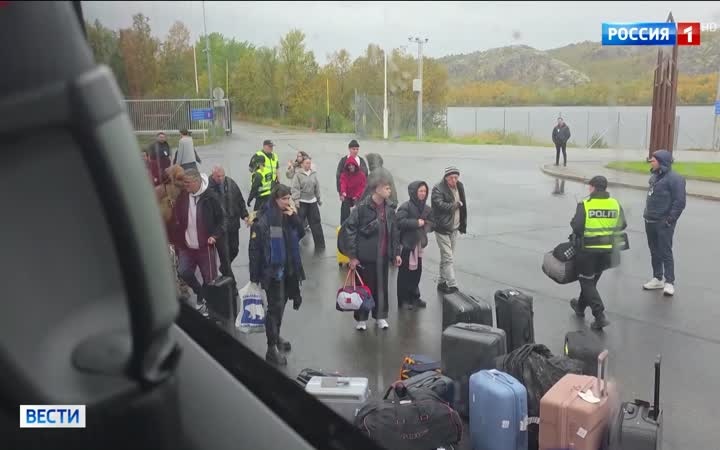 Эвакуация с "Профессора Молчанова": пассажиры вернулись в Мурманск
