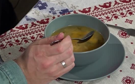 Густой суп из чечевицы и тыквы, лепешки с зеленым луком