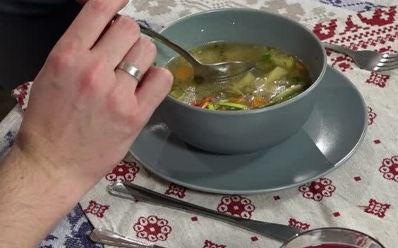 Рассольник и блины с яблоком