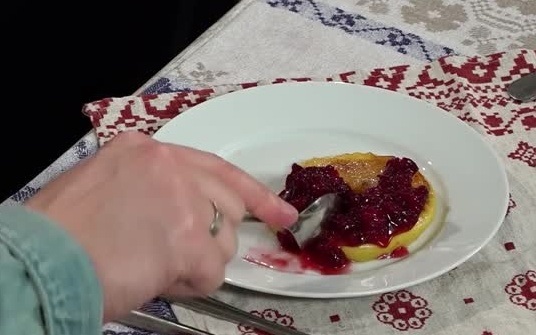 Оладьи из картофеля, жареные яблоки и сорбет