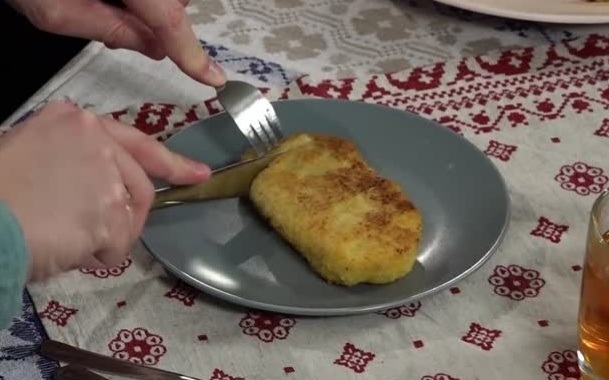 Пшенные биточки с грибами и жареные пирожки с повидлом