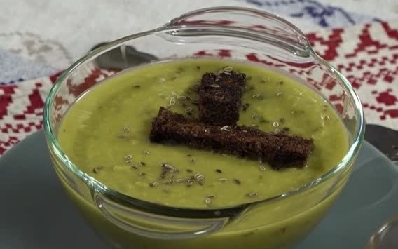 Суп-пюре из зеленого горошка и кукурузный хлеб