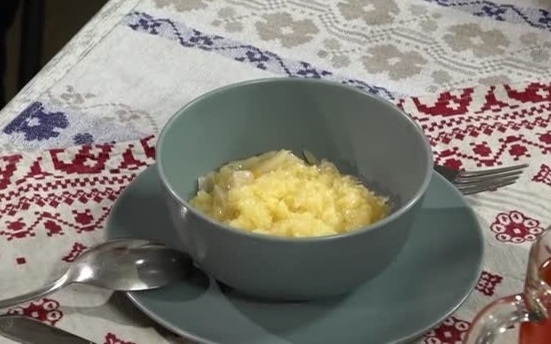 Пшеничная каша с квашеной капустой и закуска из шампиньонов