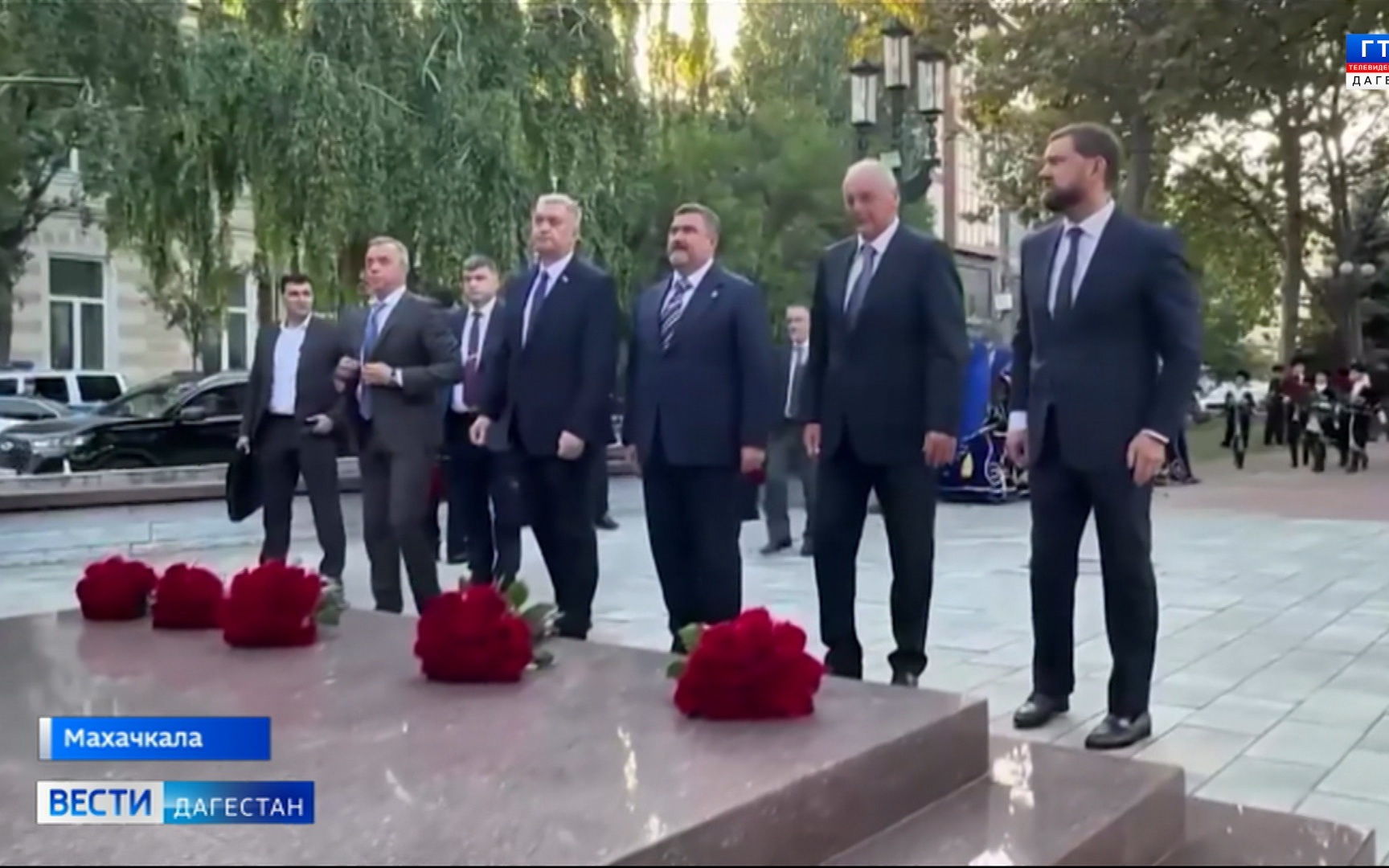 Почетные гости Межрегиональной конференции возложили цветы к памятнику Магомедали Магомедову